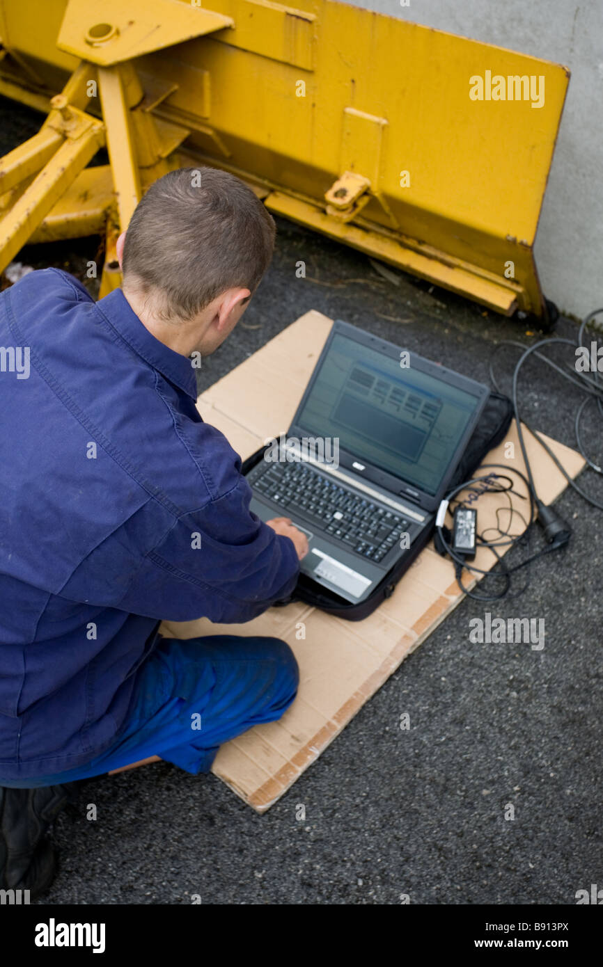 Mechaniker mit seinem laptop Stockfoto