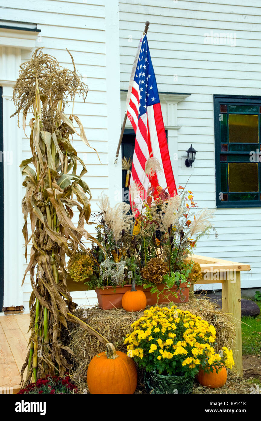 Herbst Kürbis und Flagge zeigen am Kalvarienberg Kapelle Kirche in Townsend Vermont USA Stockfoto