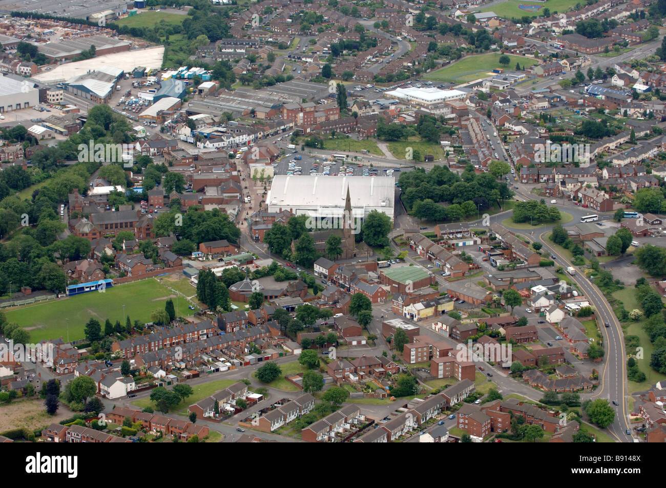 Luftaufnahme des Darlaston Wednesbury West Midlands England UK zeigt Asda Supermarkt und St.-Lorenz-Kirche Stockfoto