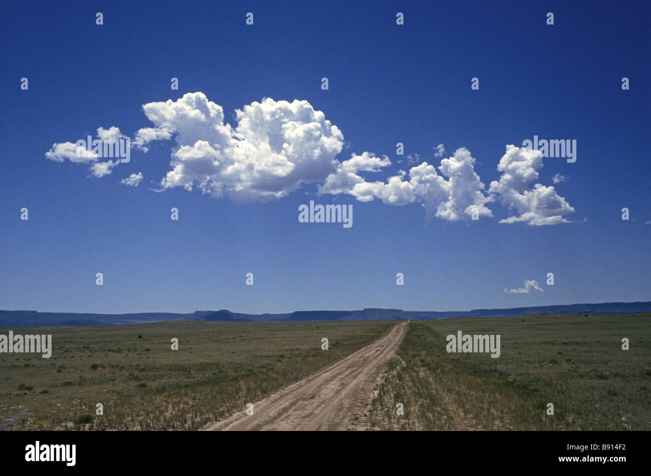 The Sleeping Man cloud over the Road To Nowhere on the Navajo Reservation in Western Arizona Stockfoto