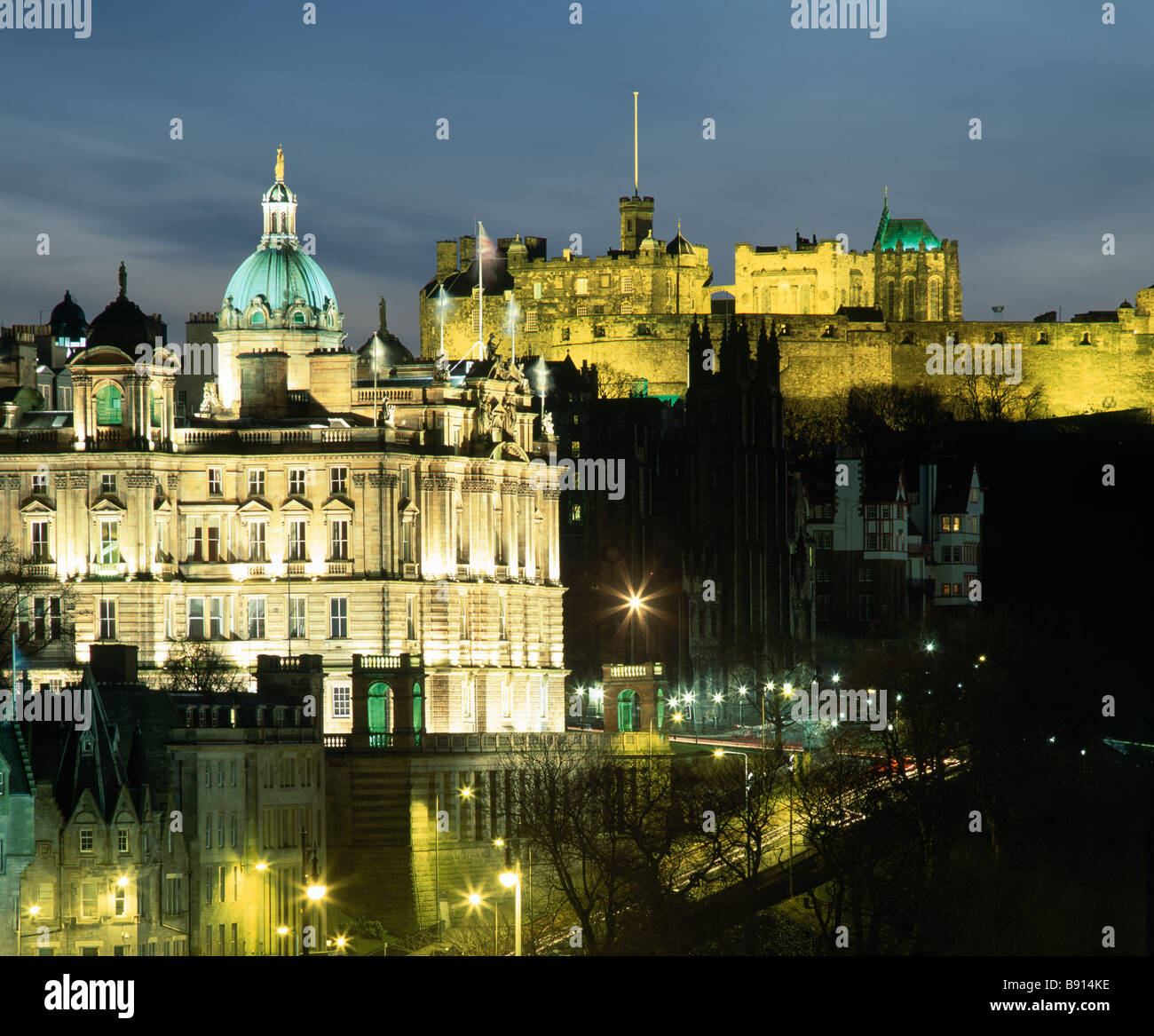 Edinburgh Castle und der Bank of Scotland HQ, Edinburgh, Schottland, UK. Stockfoto
