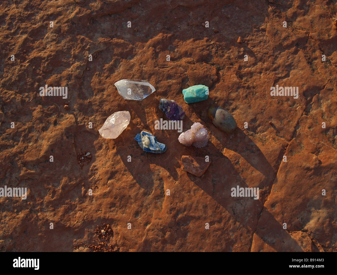 Quarz und verschiedenen anderen Kristallen im Sonnenlicht auf Flughafen Mesa in Sedona, Arizona gereinigt werden Stockfoto