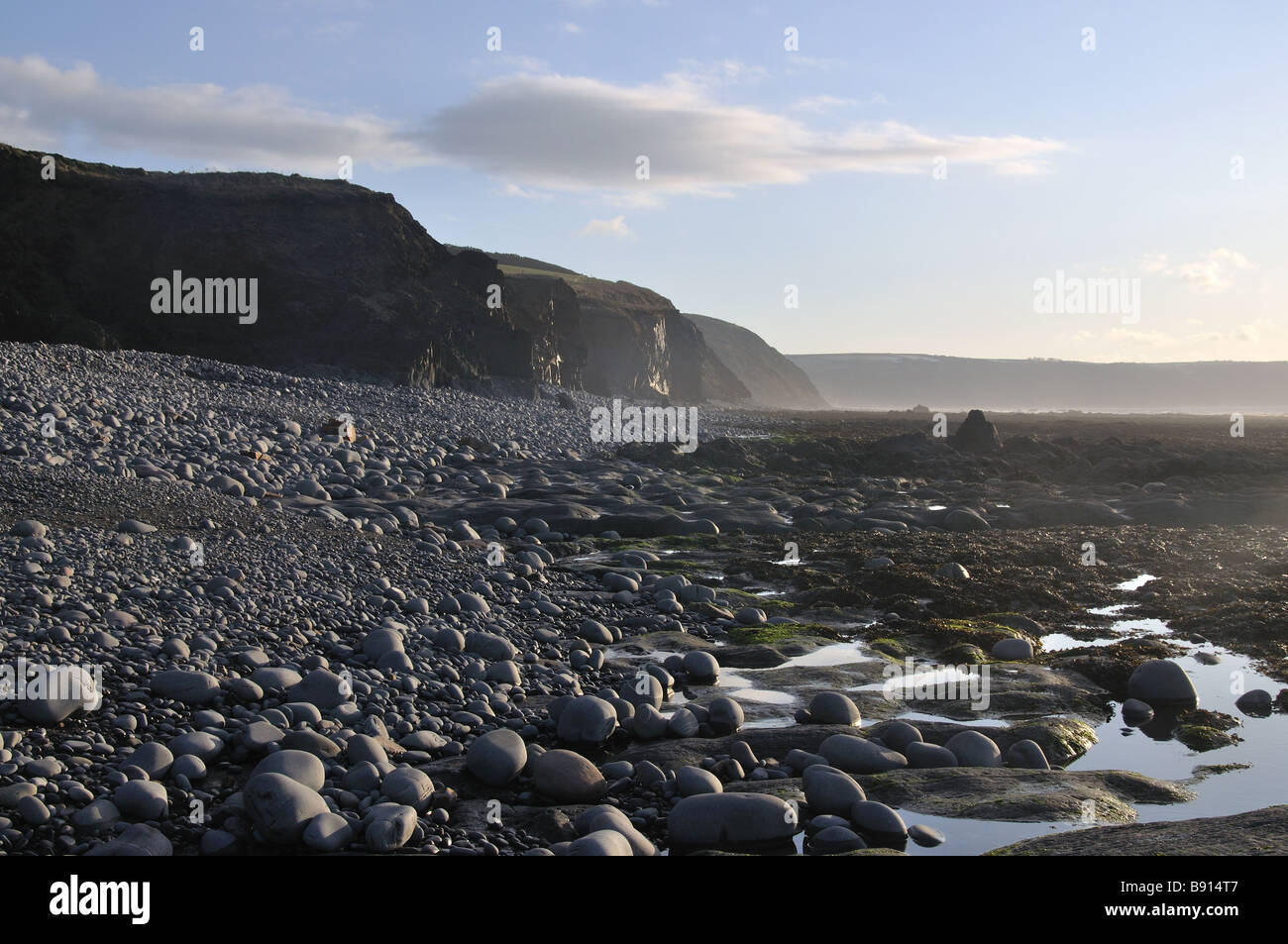 Hellen Strand mit Felsen bei Ebbe Stockfoto