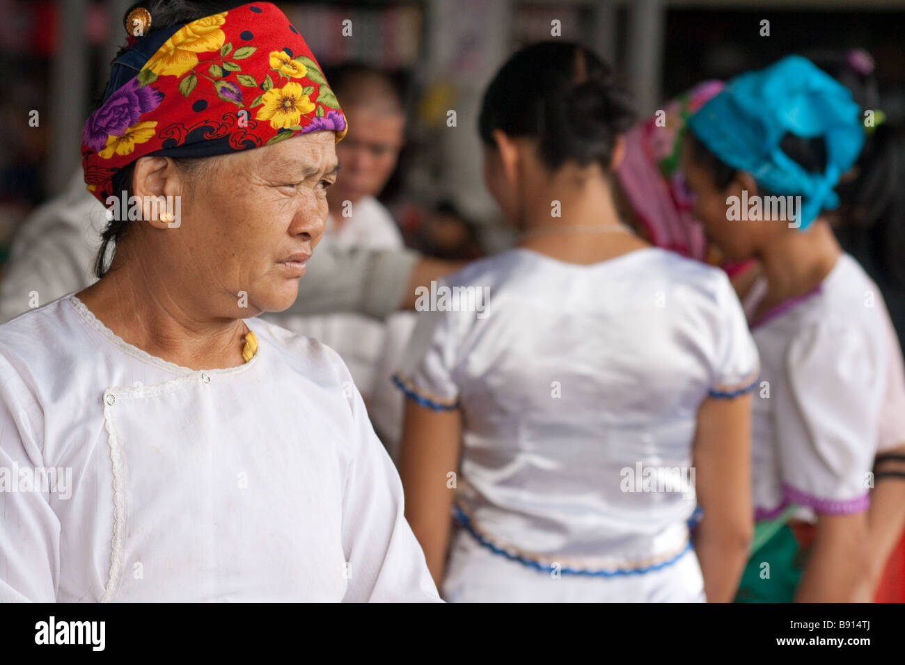 Yi Stammes-Leute von Menghun den Markt einmal pro Woche, Yunnan, China Stockfoto