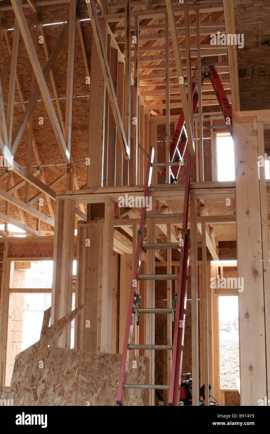 Innenausstattung des Neubaus mit Leitern in oberen Etagen Stockfoto