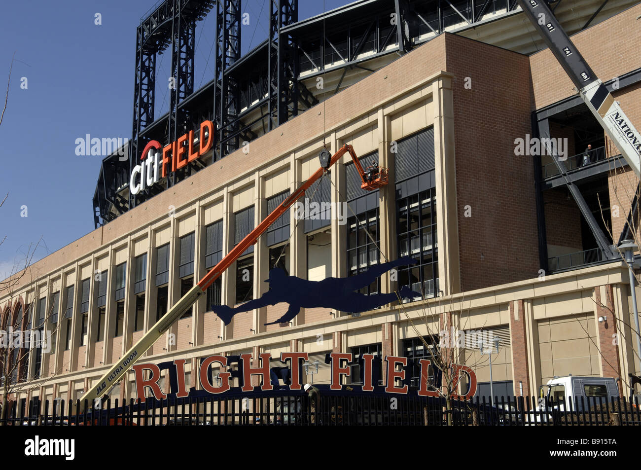 Arbeiter installieren einen letzten Schliff die Stadien Dekorationen im CitiField Stadium in Flushing, Queens, New York Stockfoto