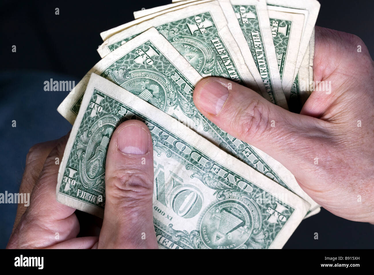 Ein Mann mit Dollarnoten in den Händen. Stockfoto