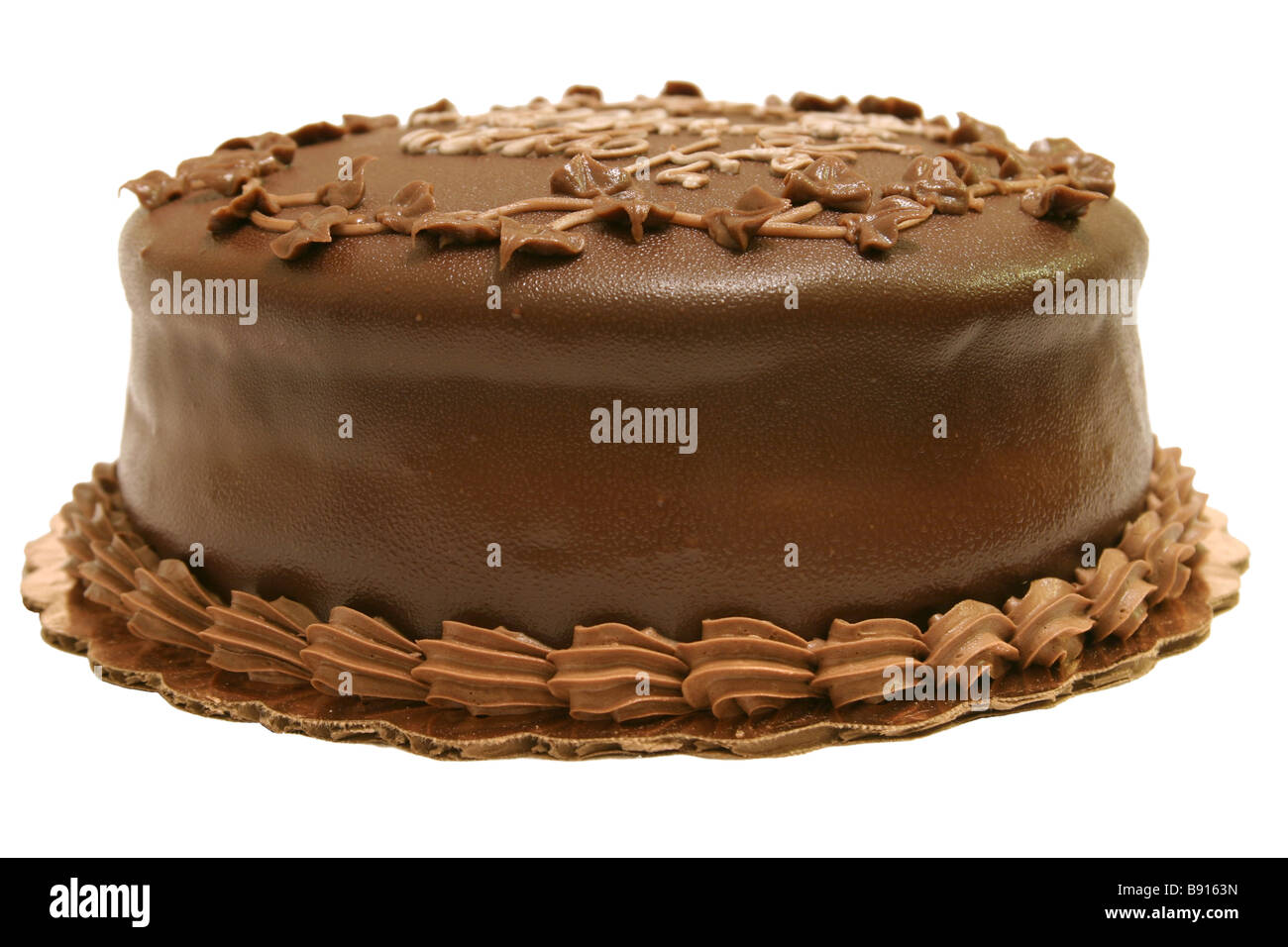 Dunkle Schokolade Kuchen mit Schokoladenglasur auf weißem Hintergrund Stockfoto