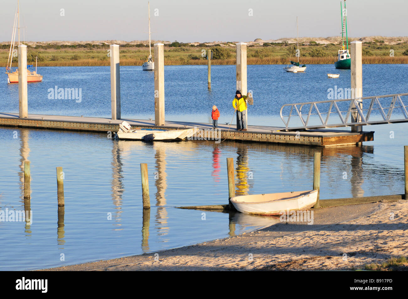 Vater und Sohn vorzubereiten, das Dock am Lighthouse Park St. Augustine Florida in ihrem kleinen Boot zu verlassen Stockfoto