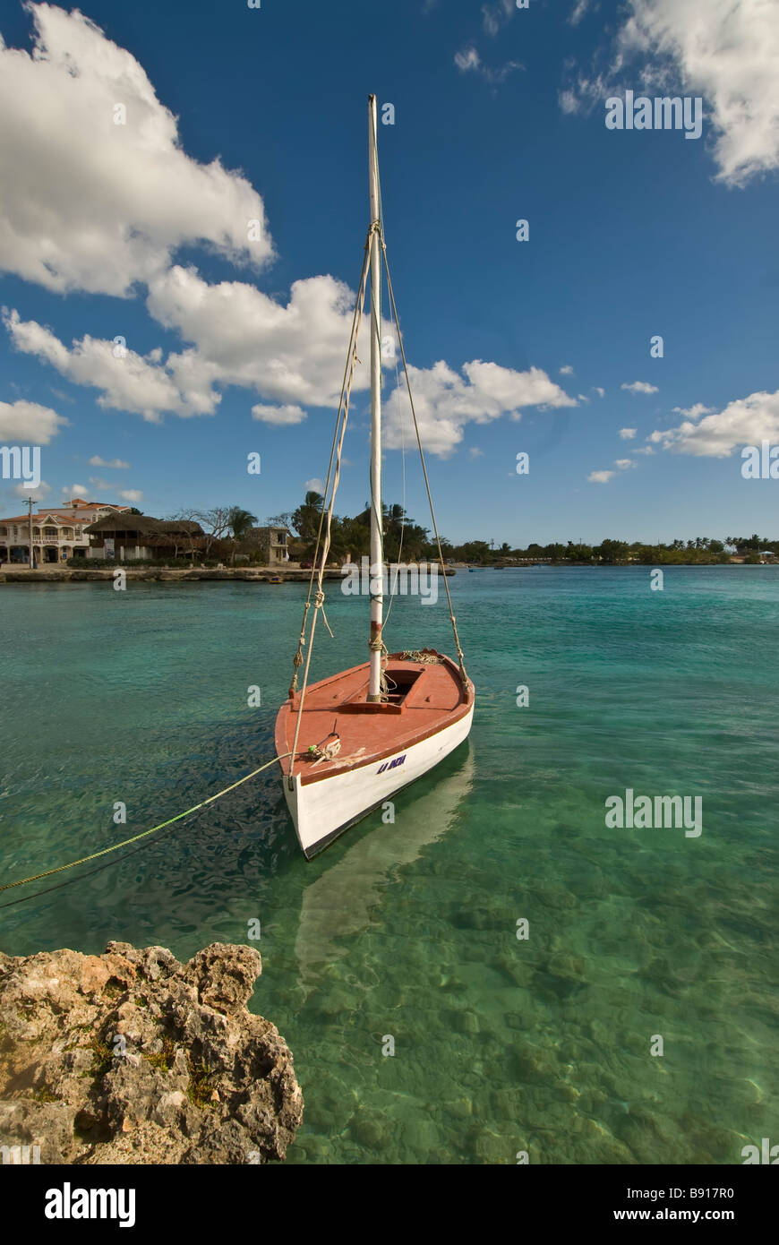 Versengen Sie rote und weiße hölzerne Segelschiff Bayahibe Dorf Dominikanische Republik Südostküste Boot Angeltouren zur Isla Saona Stockfoto