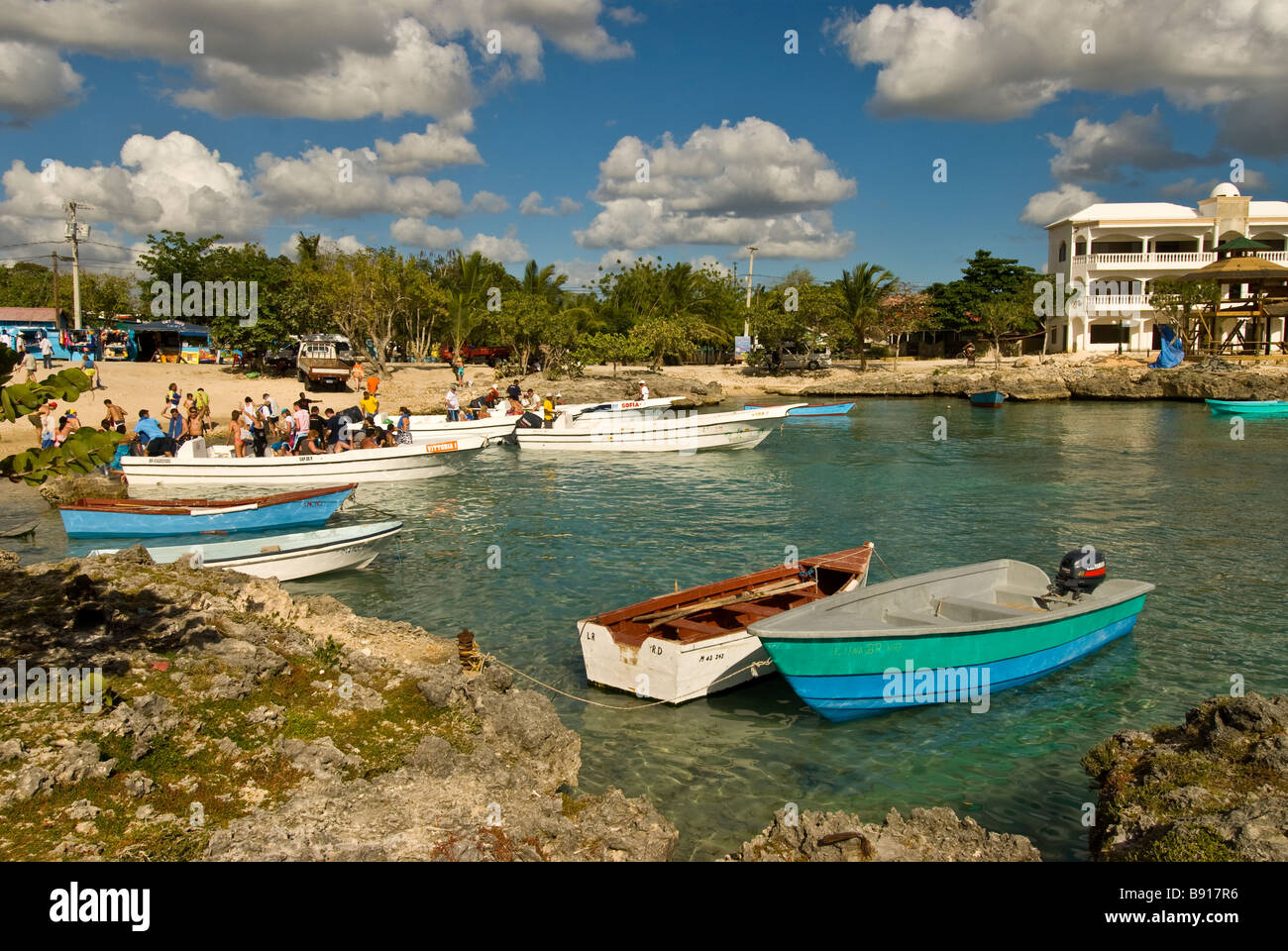 Touristen und Tour Boote Bayahibe Angeln Dorf Ausgangspunkt für Tagesausflüge nach Isla Saona Dominikanische Republik Südostküste Stockfoto