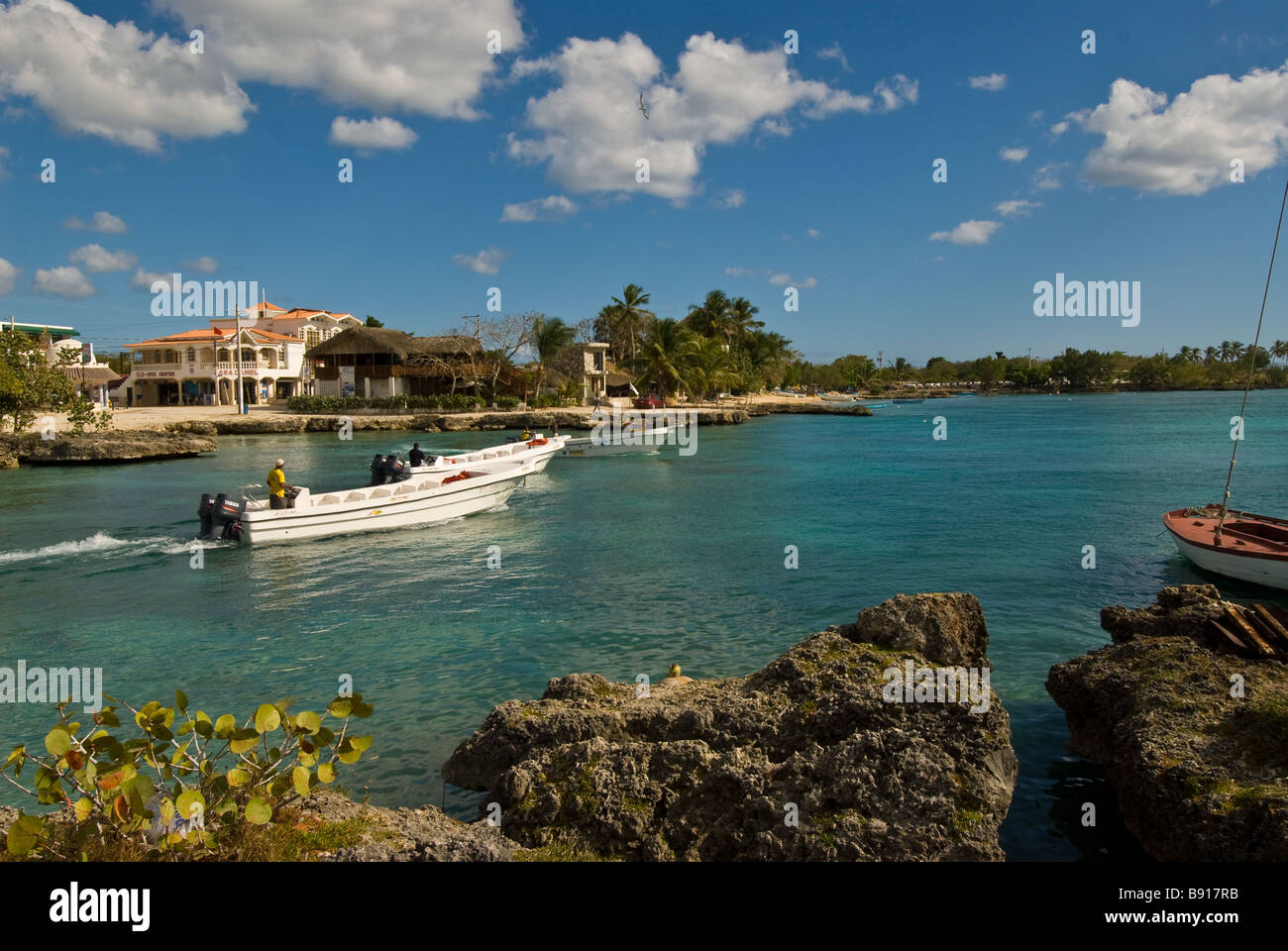 Tour Bootsfahrten nach Abwurf Passagiere Bayahibe Fischen Dorf Gateway für Tag in Isla Saona Dominikanische Republik Stockfoto