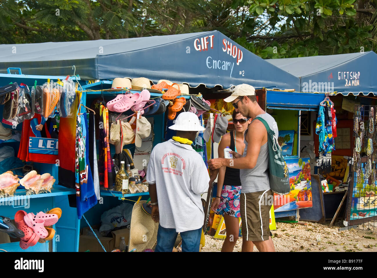 Touristen-paar Einkaufsmöglichkeiten für Souvenirs in Fischerdorf Bayahibe Dominikanische Republik Südostküste Isla Saona Bootstouren Stockfoto