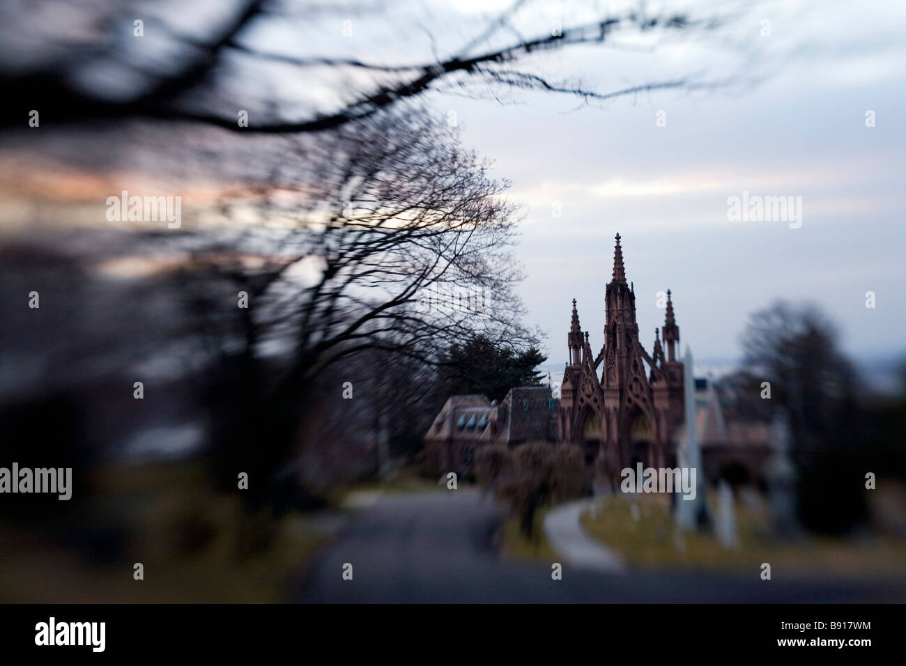 Gruselige alte Kirche auf einem Friedhof Stockfoto