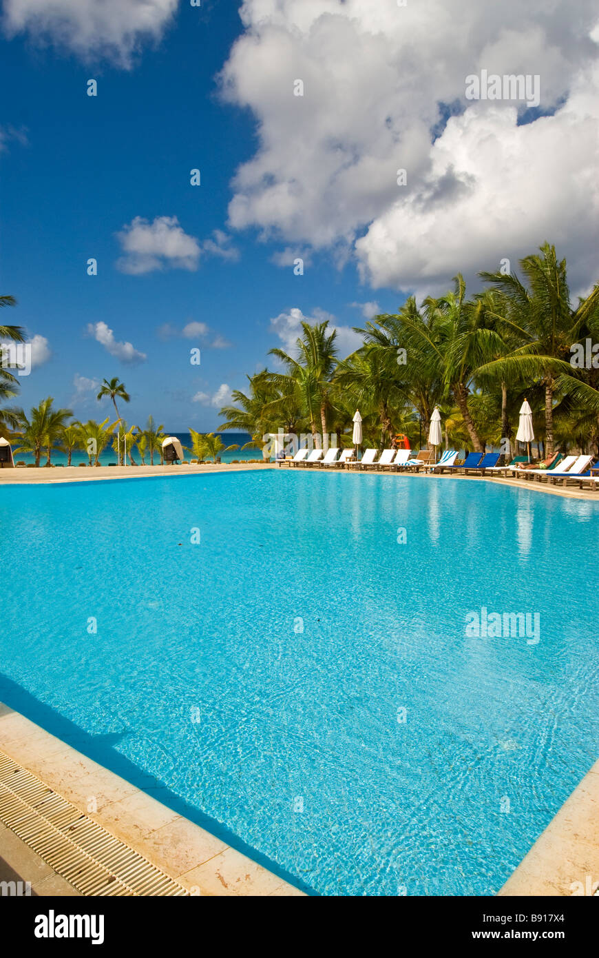 Verlassene Schwimmbad Bayahibe Dominikanische Republik Viva Wyndham Dominicus Palace All-Inclusive-Hotelanlage mit Palmen Stockfoto