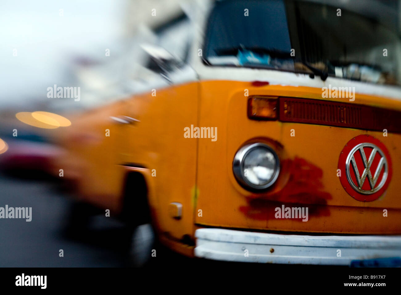 Lensbaby Schuss eines alten orange VW-Vans Stockfoto