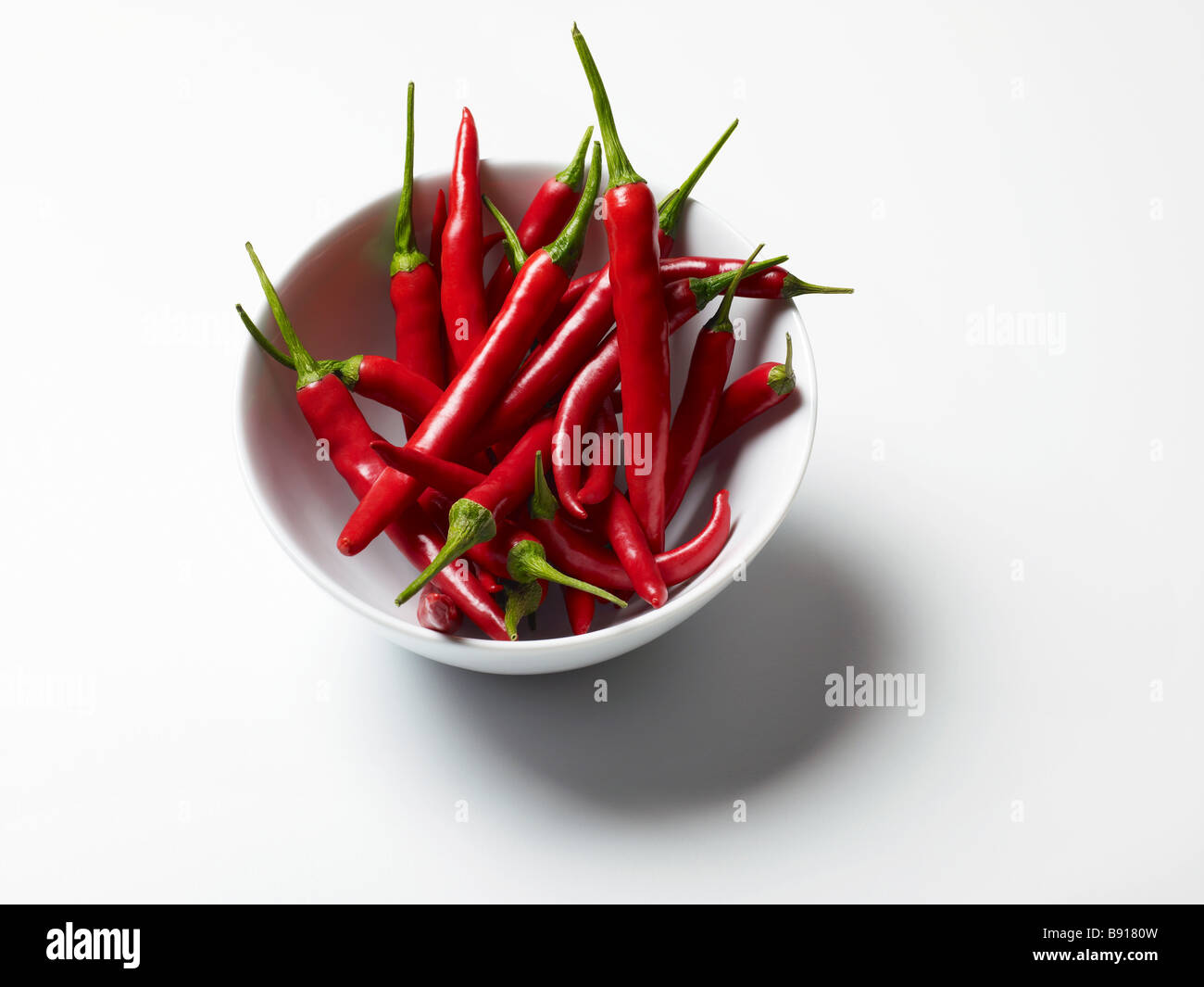 Schüssel mit frischen roten Chilischoten Stockfoto