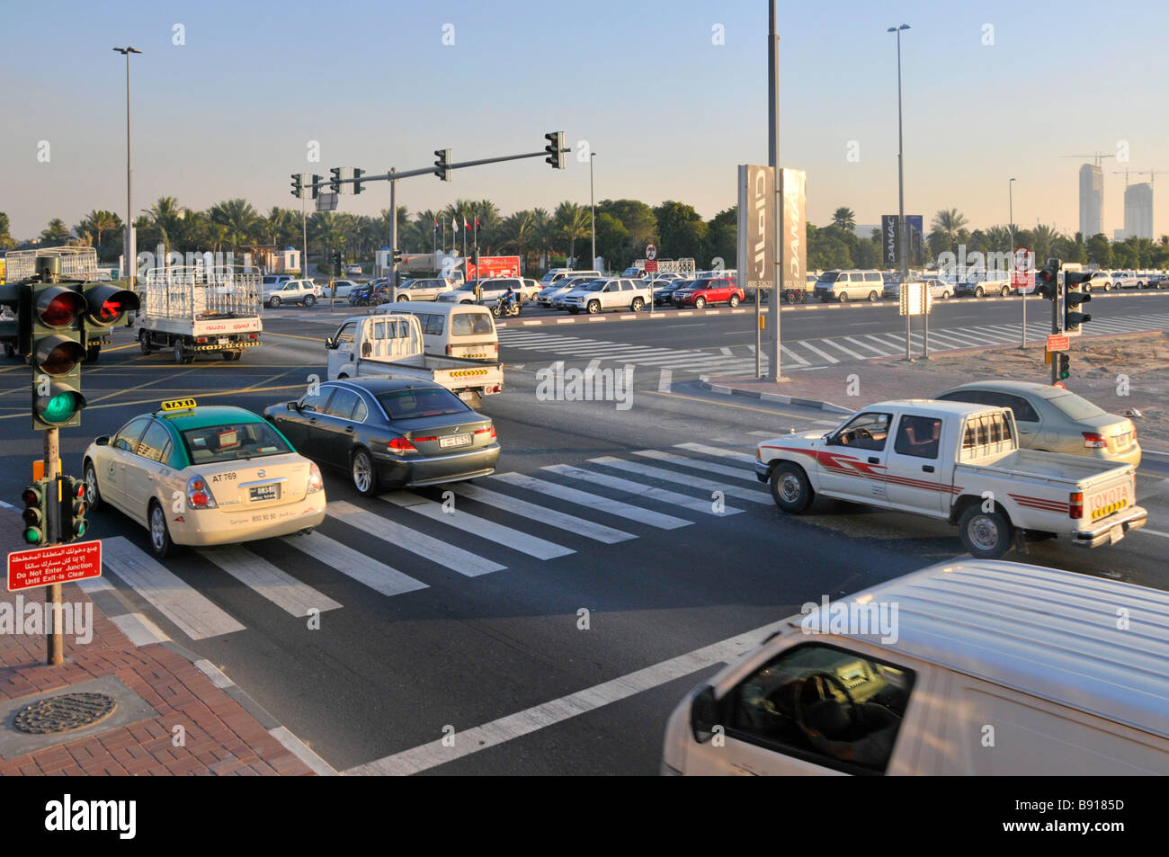 Dubai Stadt sehr befahrene Straßen Morgen Rush Hour Major breit Ampelkreuzung und Fußgängerüberweg über Dubai United Arab Emirates Middle East Stockfoto