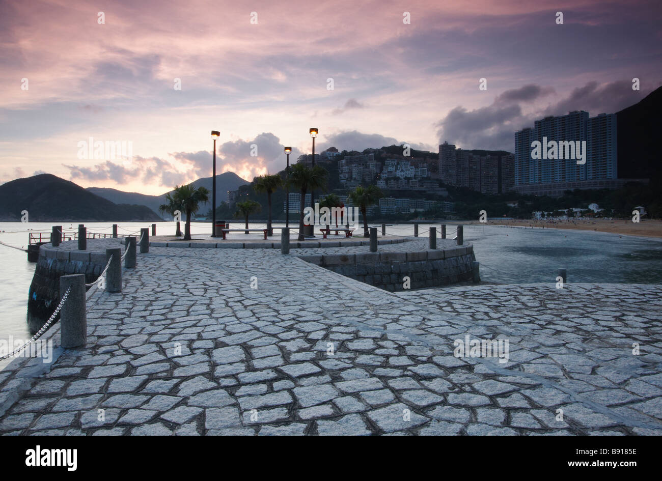 Pier am Repulse Bay in der Abenddämmerung, Hong Kong Stockfoto