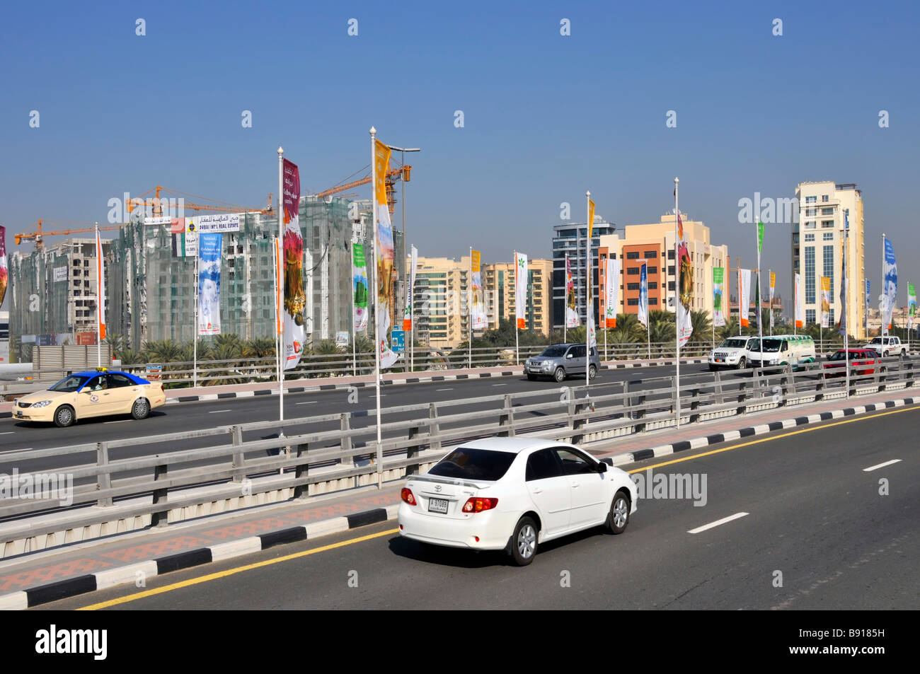 Die Stadtlandschaft Dubais mit Blick auf die moderne Autobahn straßenverkehrsinfrastruktur mit frei fließenden Verkehr Vereinigte Arabische Emirate VAE Stockfoto