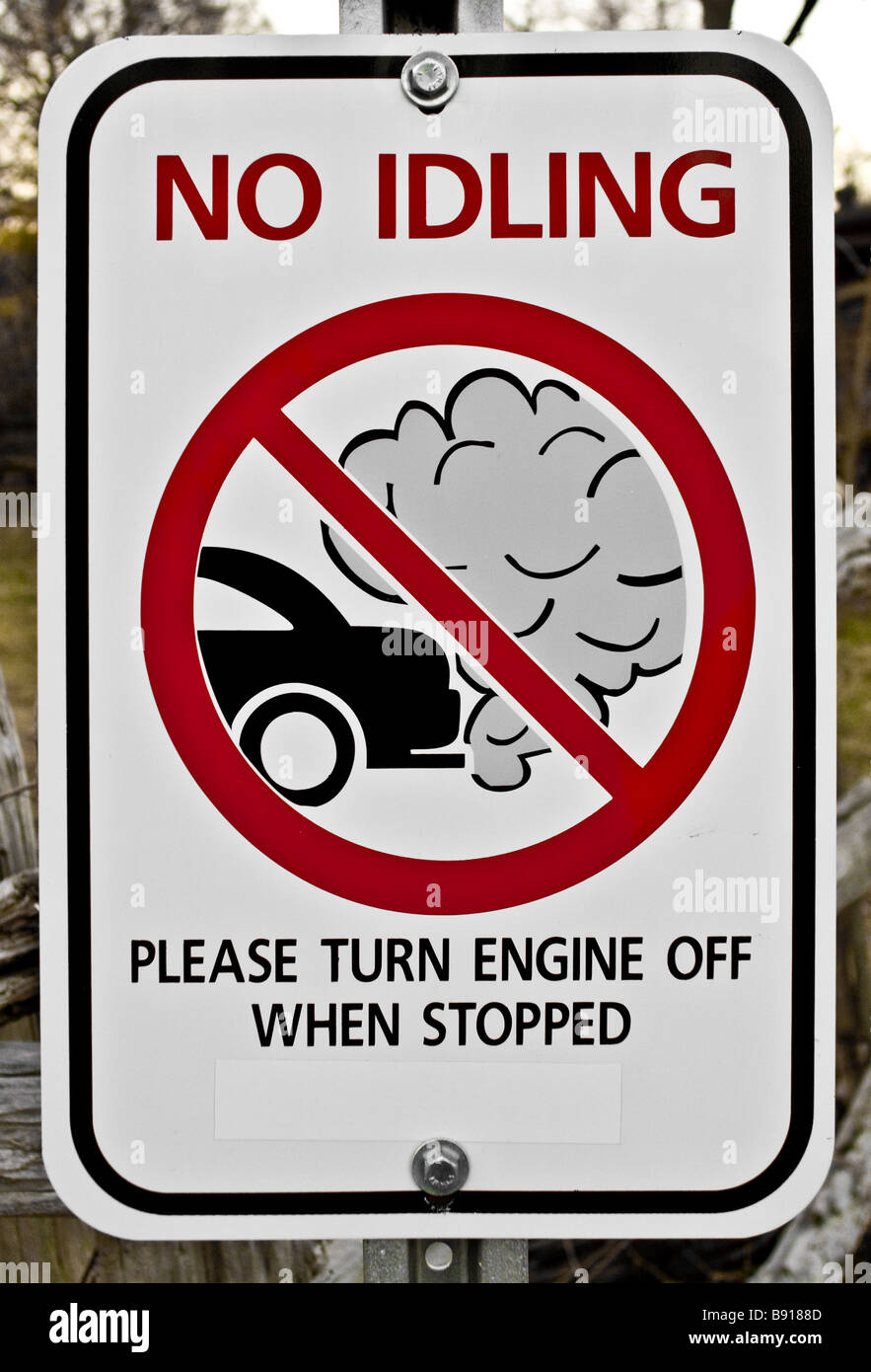 Parkplatz Schild Warnung im Leerlauf Autos und im Leerlauf ist verboten Stockfoto