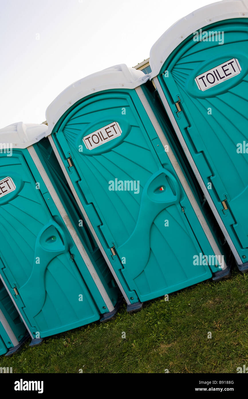 Portable Toilettenhäuschen in einem Feld Stockfoto