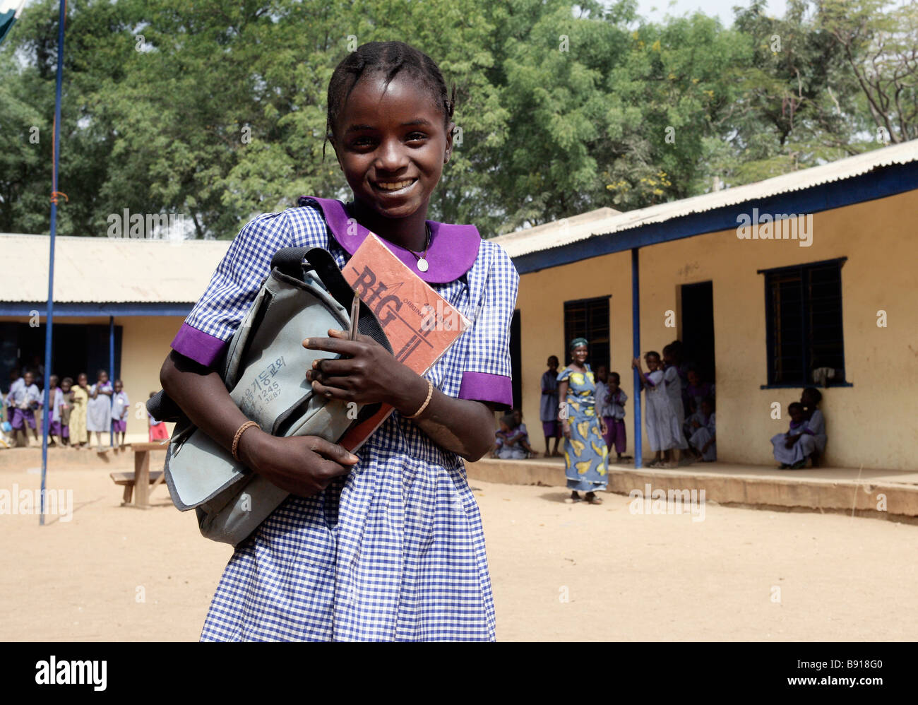 Nigeria: Mädchen vor ihr Gymnasium in Shuwa Stockfoto
