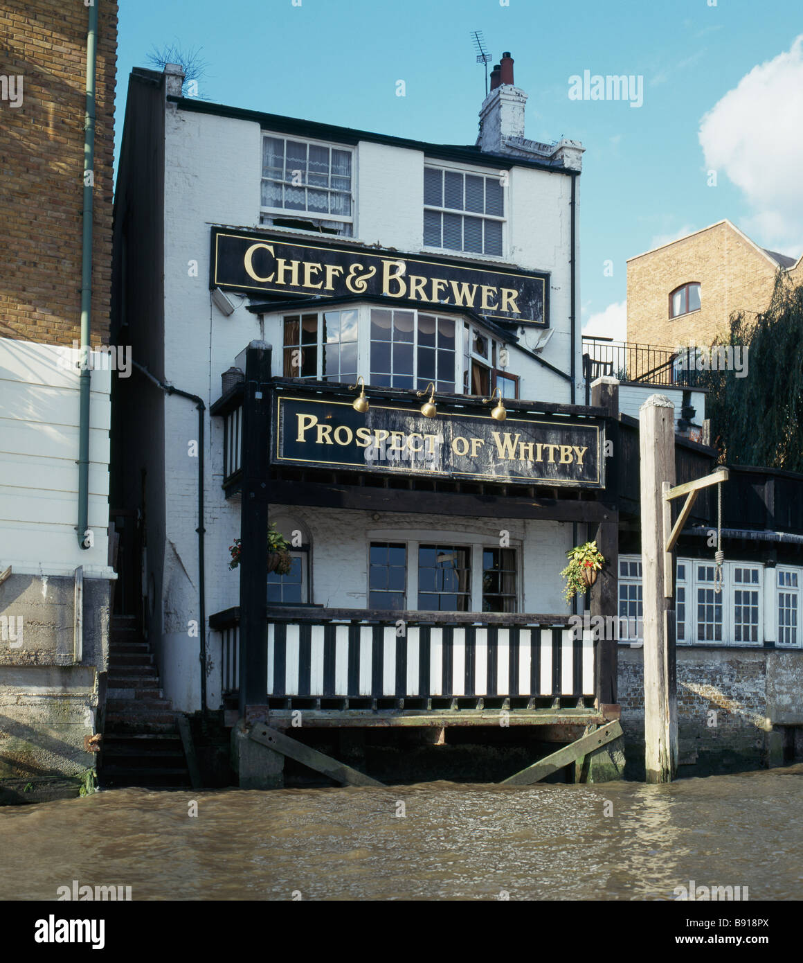 Aussicht von Whitby Pub an der Themse in Wapping, London Stockfoto
