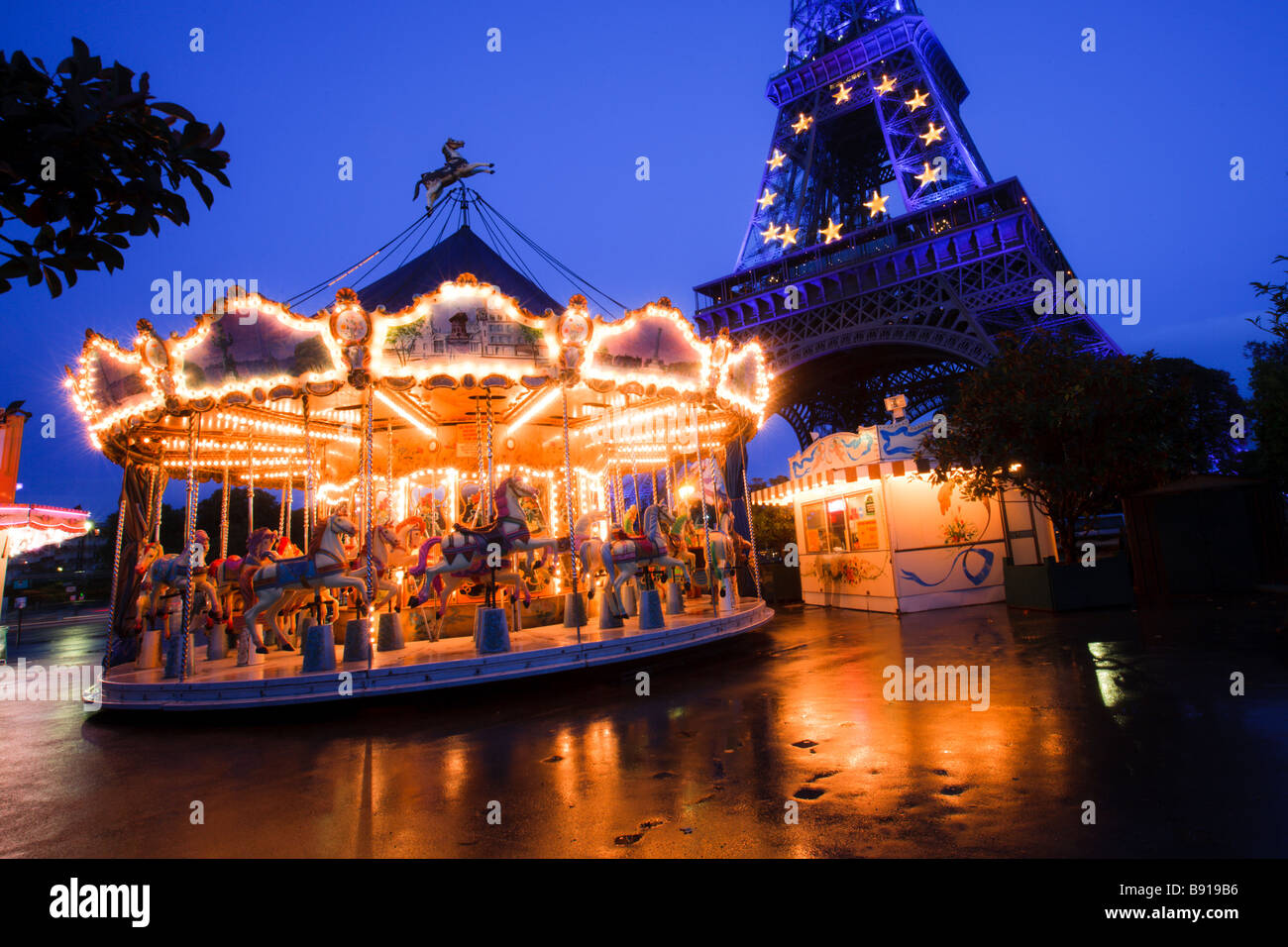 Merry Go Round mit dem Eiffelturm im Hintergrund. Stockfoto