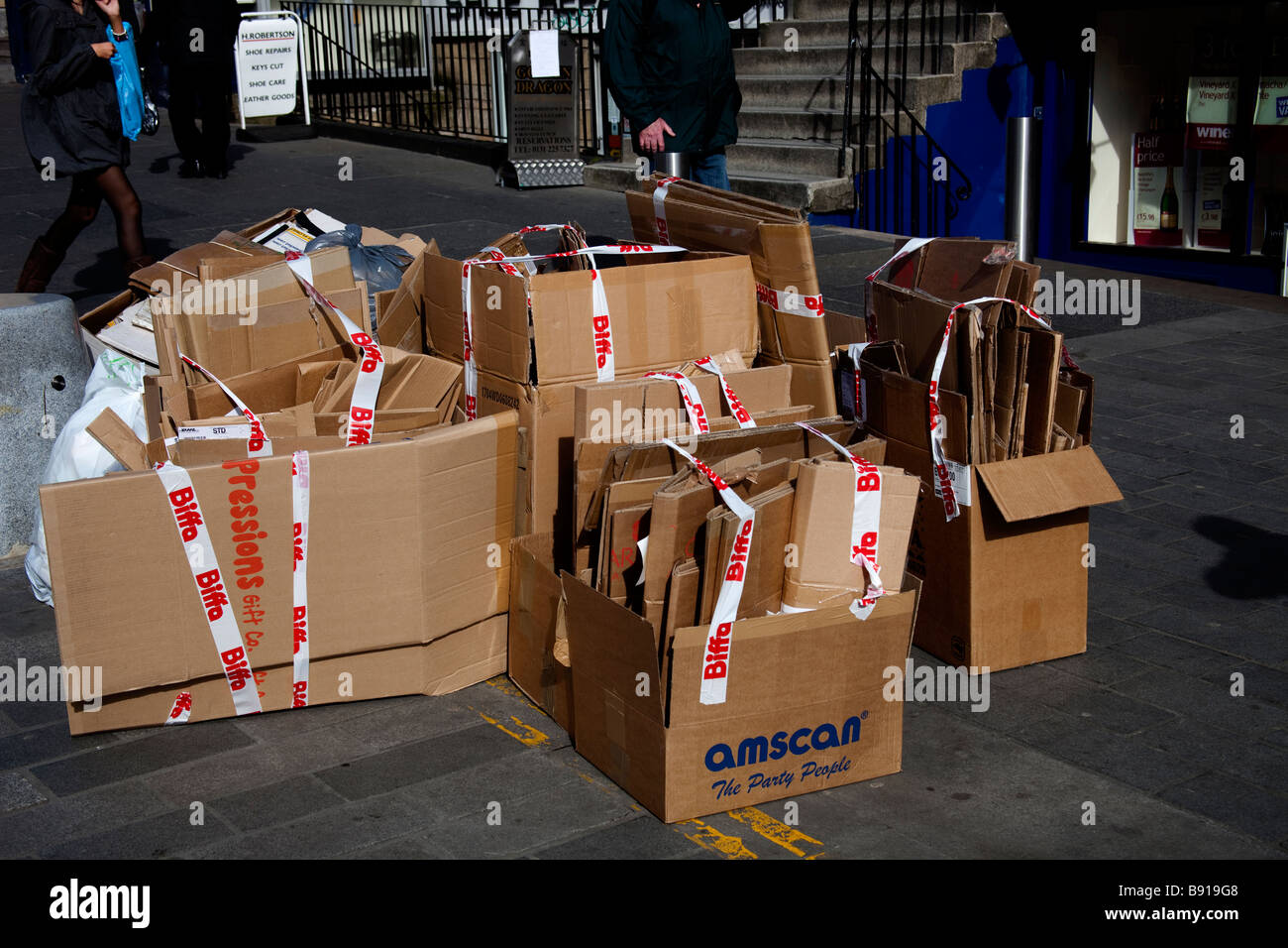 Kartons gefaltet bereit zur Abholung für Recycling, Edinburgh, Scotland