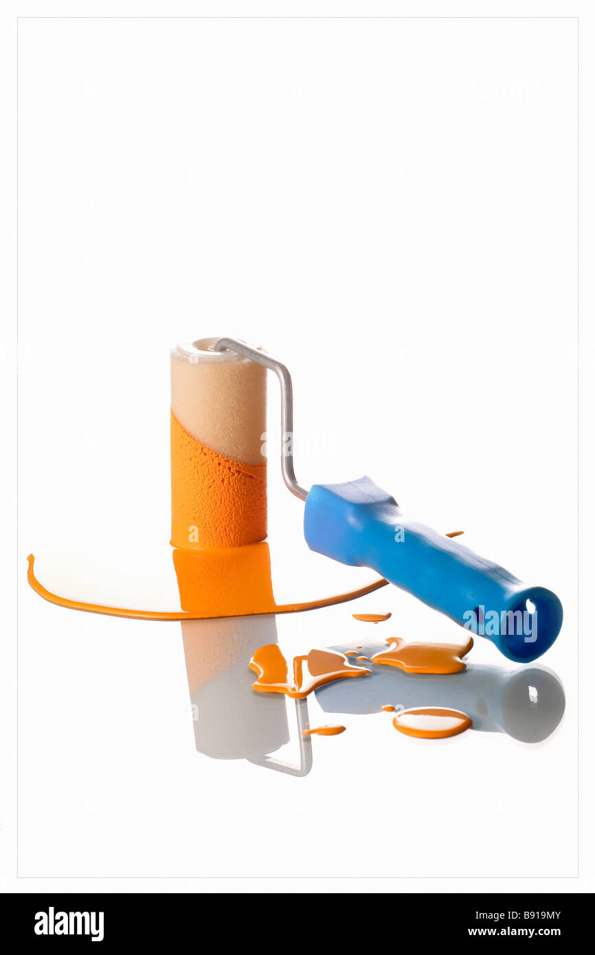 Blaue Malerei Rollen in einem See von orange Farbe. Stockfoto