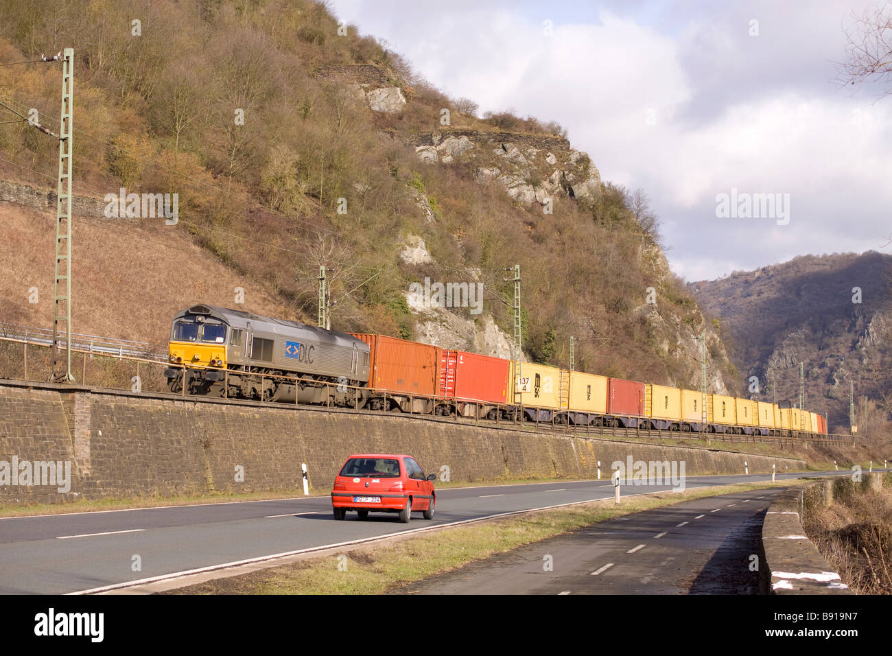 DLC-Klasse 66 PB15 mit einer intermodalen Güterzug in der Nähe von Bacharach Stockfoto
