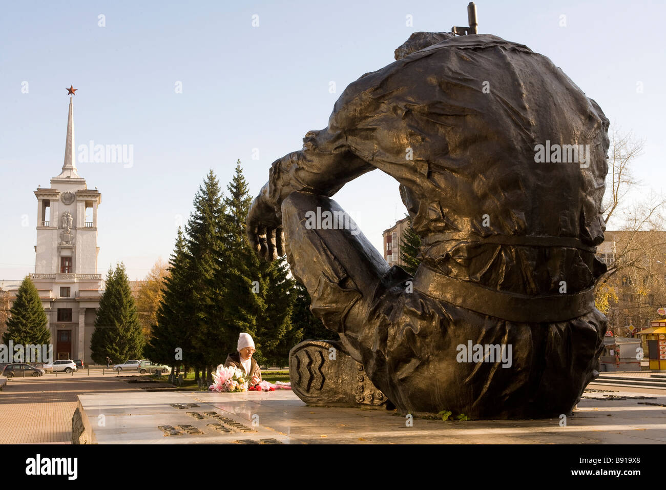 Checyna Kriegerdenkmal mit der alten KGB-zentrale im Hintergrund, der heute ein Hotel ist. Jekaterinburg, Russland Yakaterinburg Stockfoto Checyna Kriegerdenkmal mit der alten KGB-zentrale im Hintergrund, der heute ein Hotel ist. Jekaterinburg, Russland Yakaterinburg Stockfoto