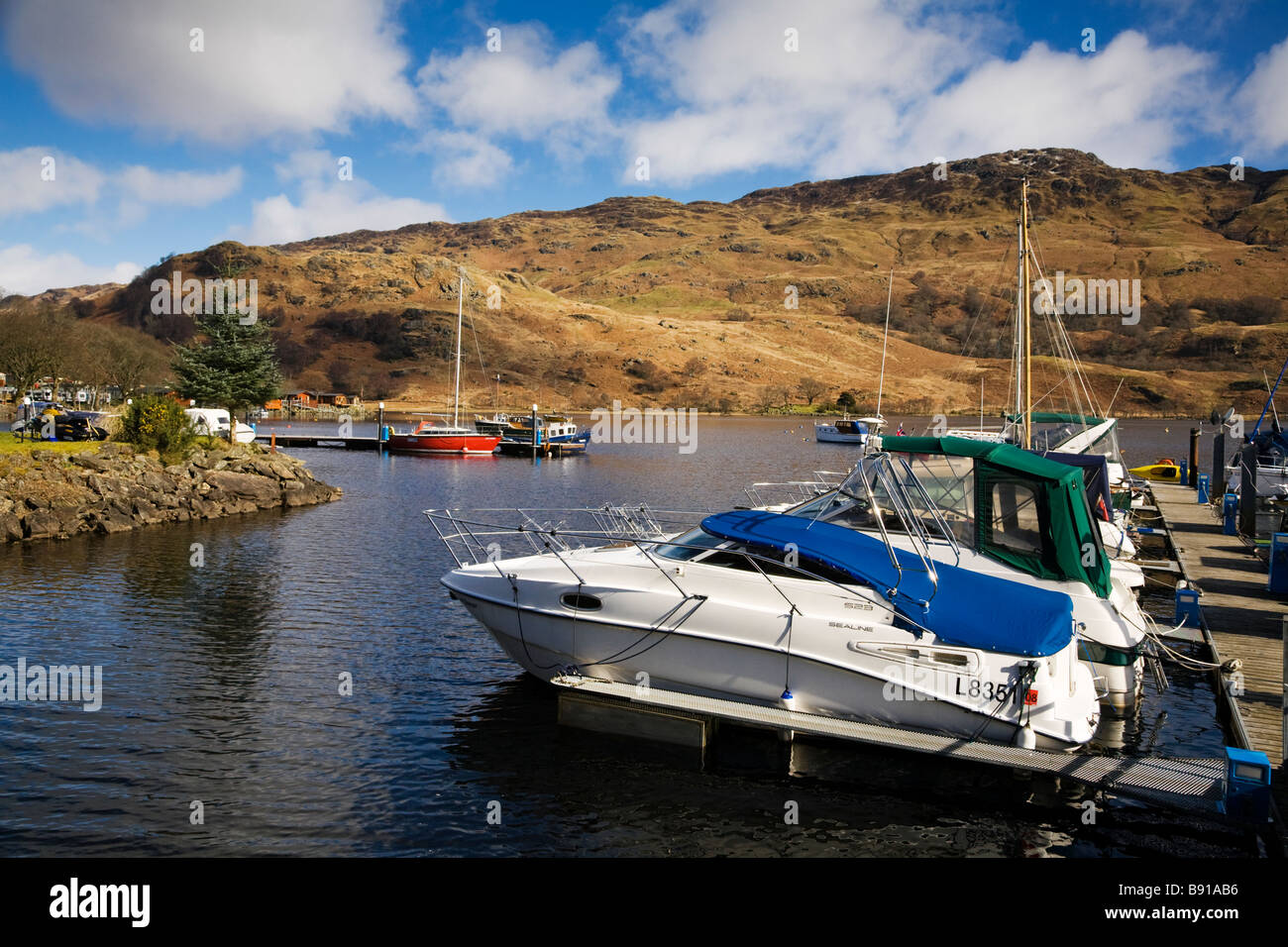 Boote vor Anker in Ardlui Marina, Loch Lomond, Stirlingshire, Schottland. Stockfoto