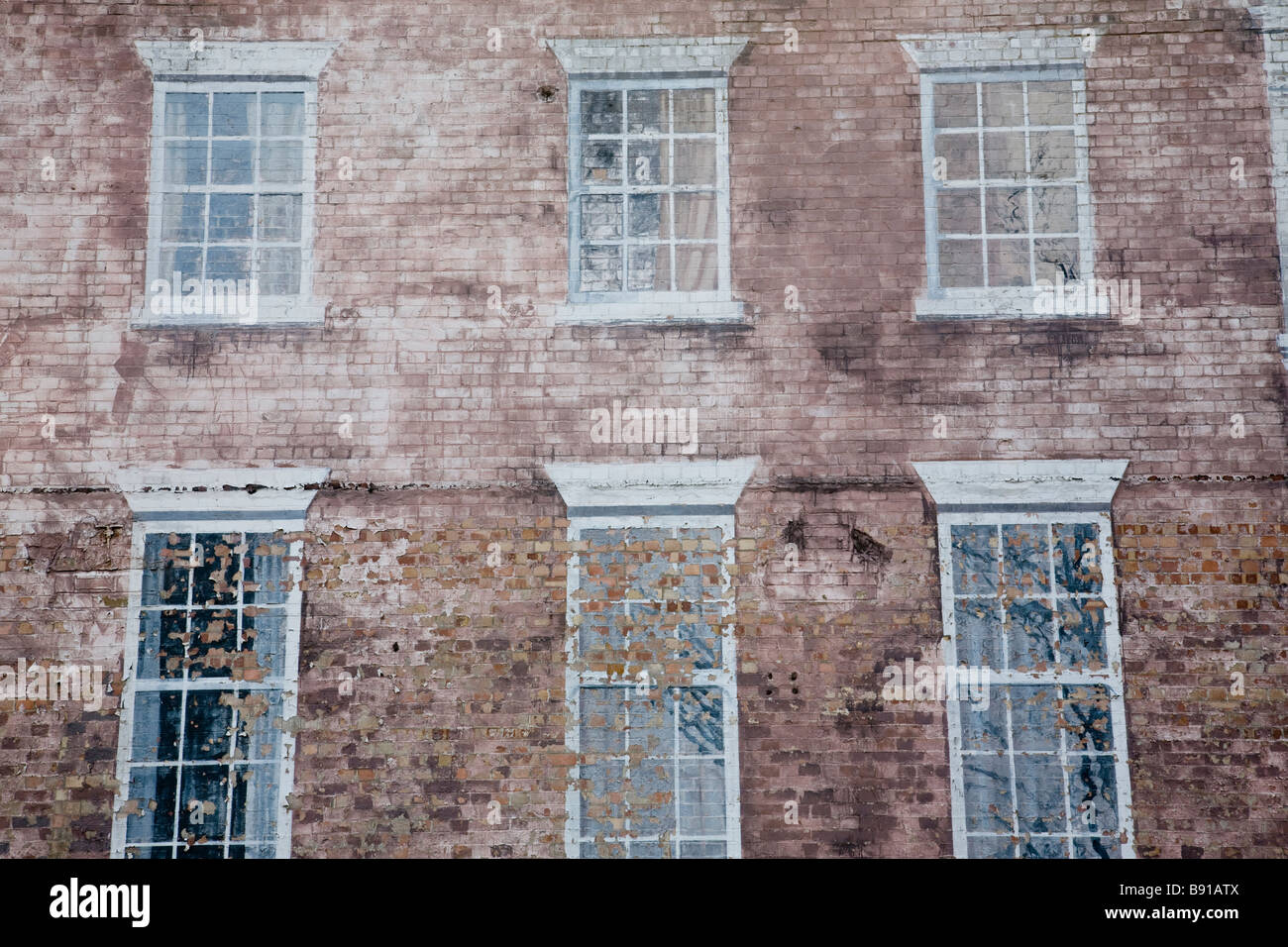 Rückseiten der Lagerhallen gemalt mit Trompe-l'oeil-Effekt. Gabriels Wharf, London, England. Stockfoto