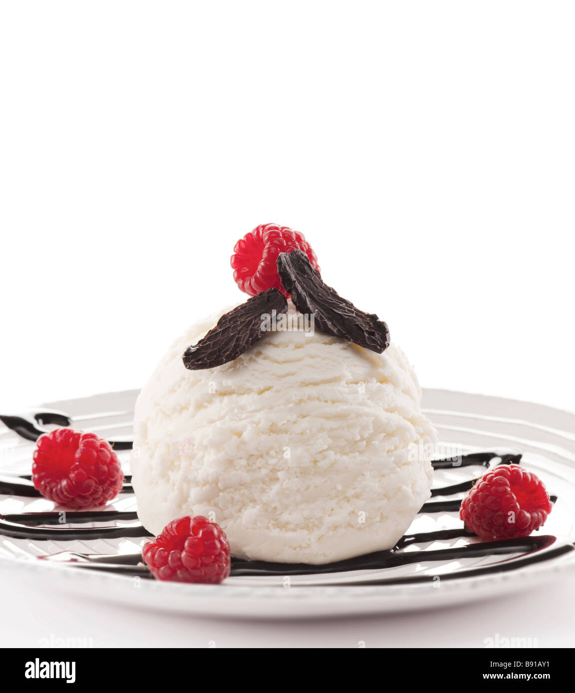 Ein zeitgenössischer Dessert mit Vanille-Eis Stockfoto