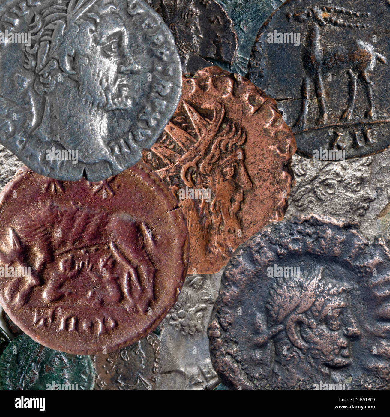 Silber- und Kupfermünzen römische Münzen Stockfoto