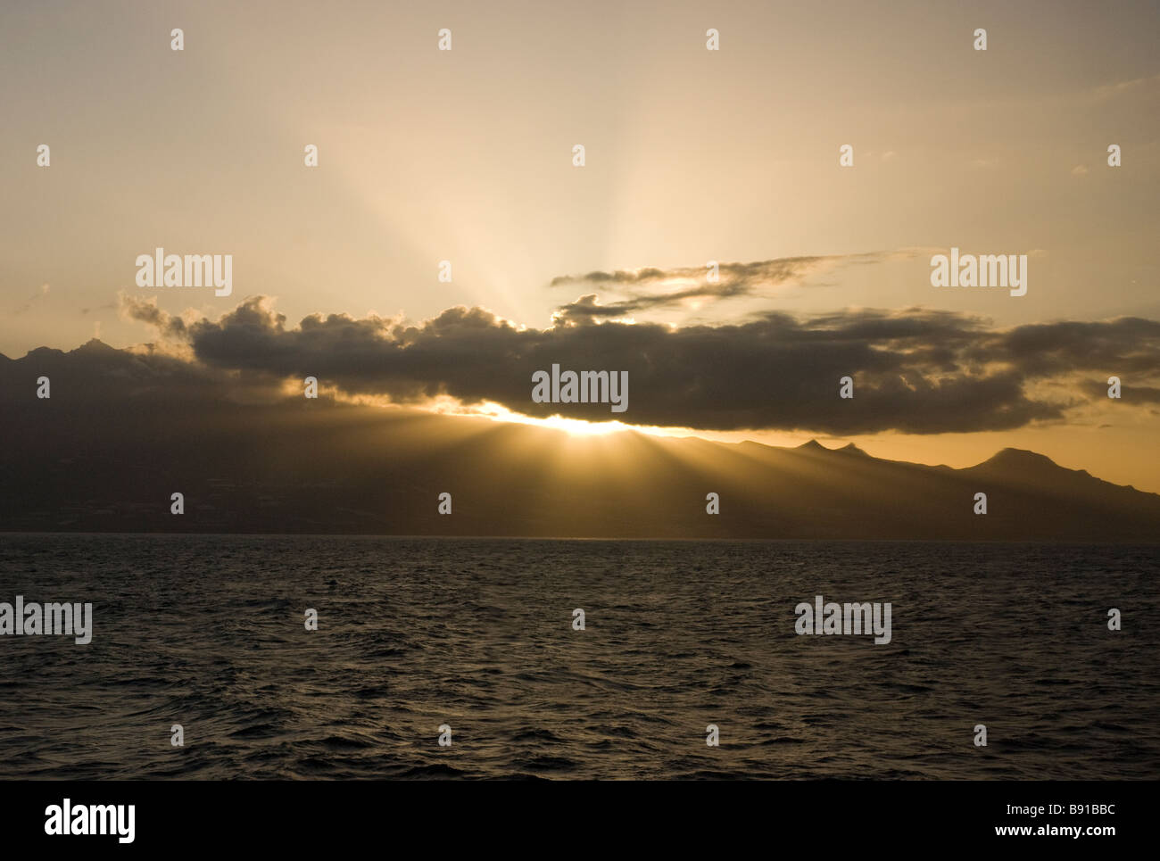Teneriffa wird von der Fähre kurz vor Sonnenaufgang (Kanarische Inseln, Spanien) fotografiert. Stockfoto