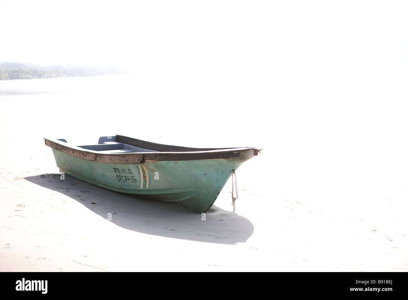 Ein Boot am Samara Beach in Costa Rica. Stockfoto
