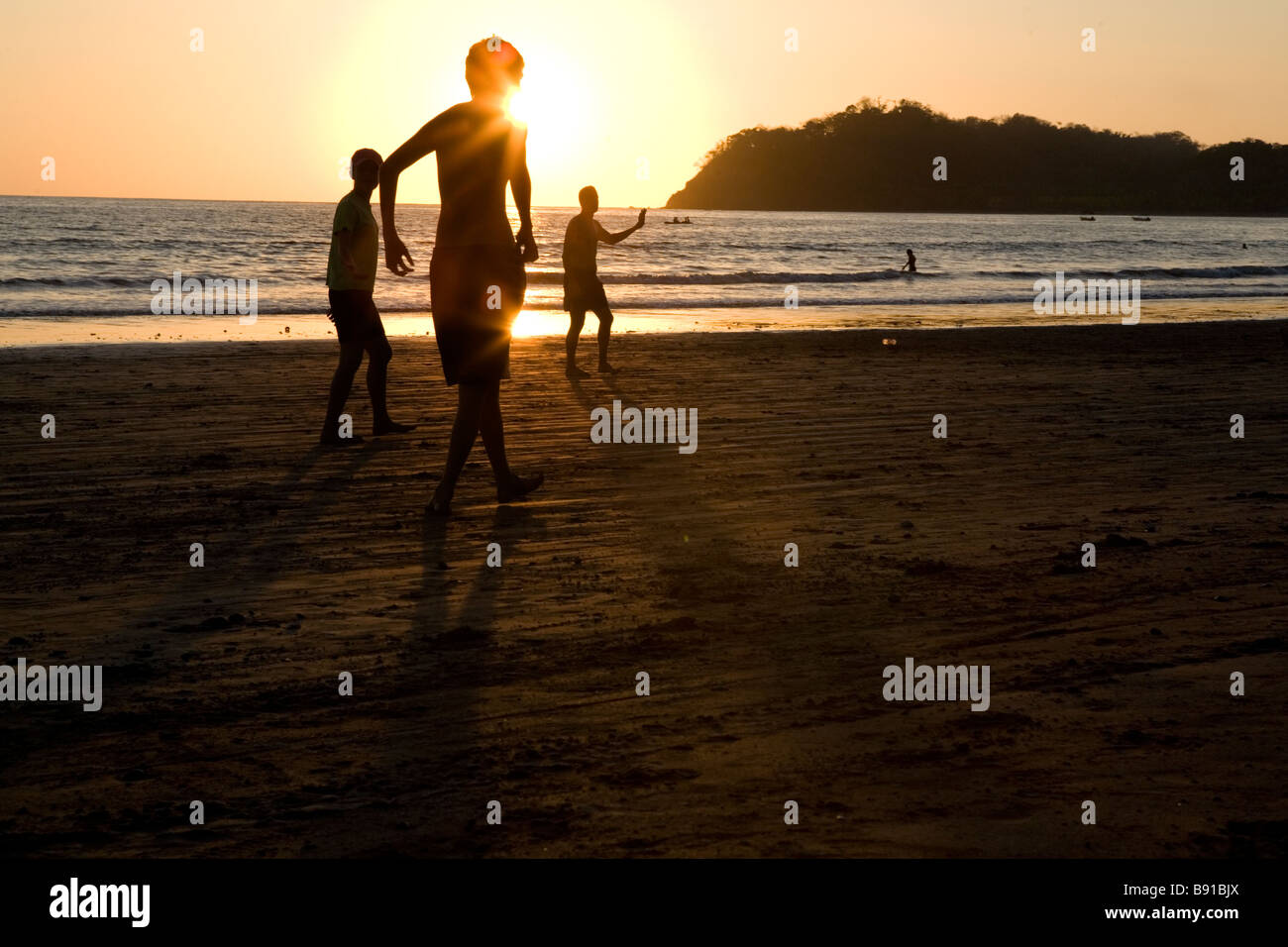 Kinder spielen Fußball in Samara Beach in Costa Rica. Stockfoto