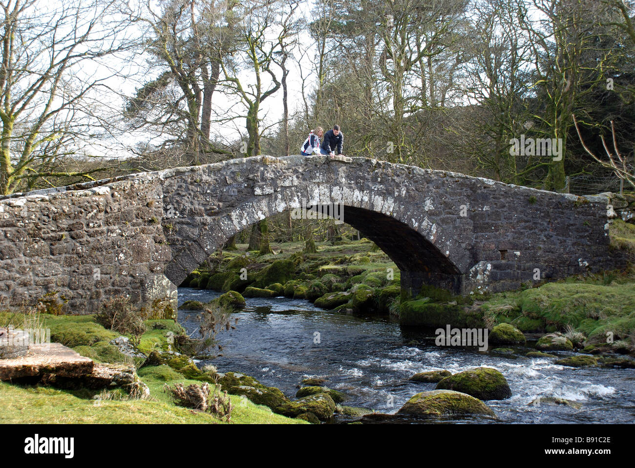 Junges Paar überblicken Dartmoor Brücke in West Dart River, Farbe, Farbe, Kommunikation, konferieren, verbinden, Verbindung, Stockfoto