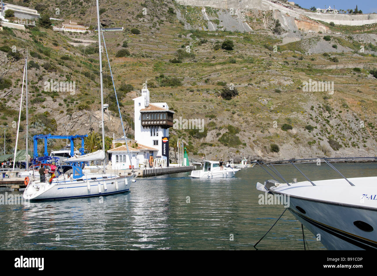 Marina del Este auf der Costa Tropical Andalusien südlichen Spanien Leiusre Schiffe die Kraftstoff-dock Stockfoto