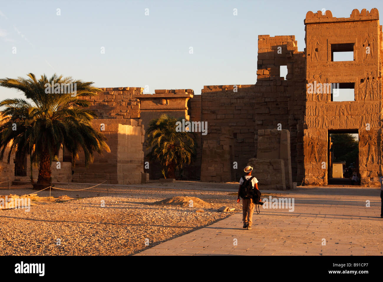 Touristen, die Ruinen der Totentempel [Medinet Habu], [syrische Tor] bei Einbruch der Dunkelheit "West Bank", Luxor, Ägypten zu verlassen Stockfoto