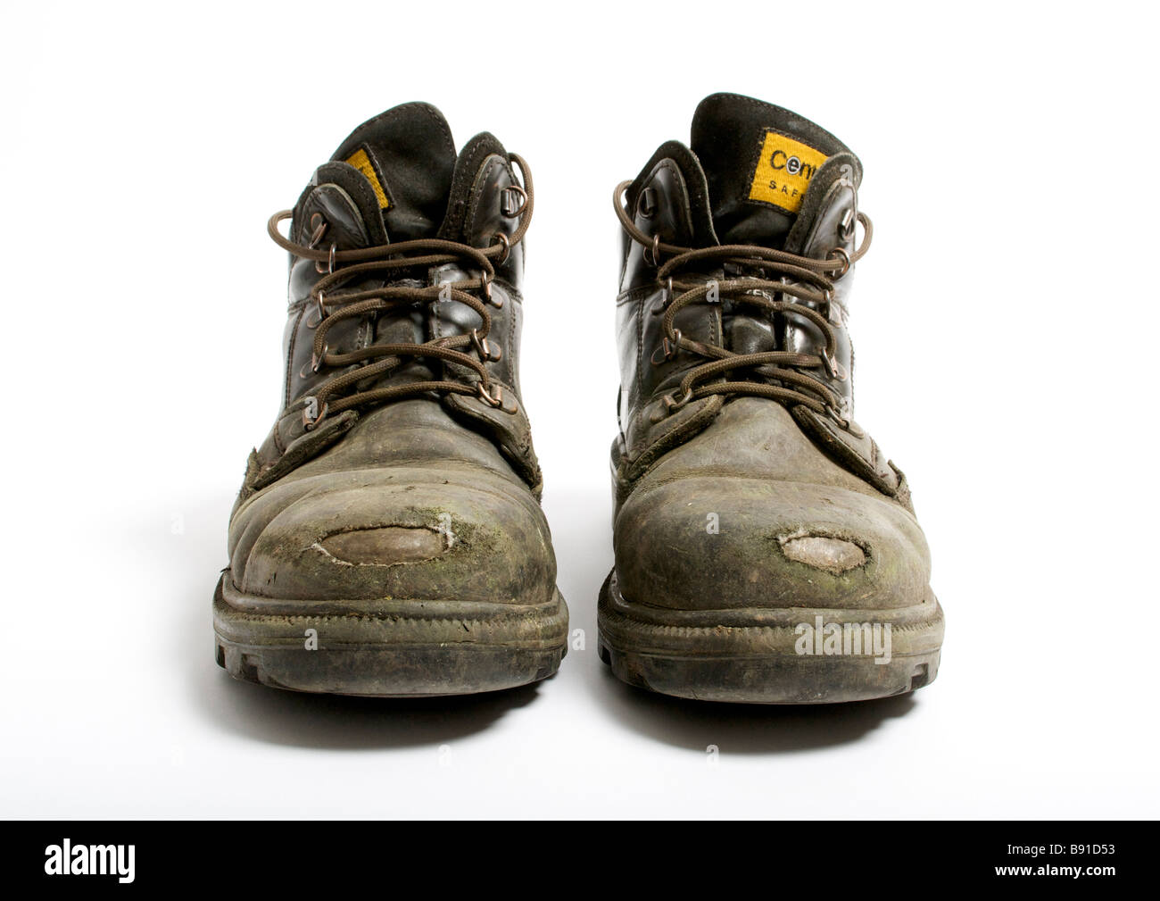 Altes Paar Leder Stahl Zehe begrenzt Sicherheitsstiefel auf weißem Hintergrund Stockfoto