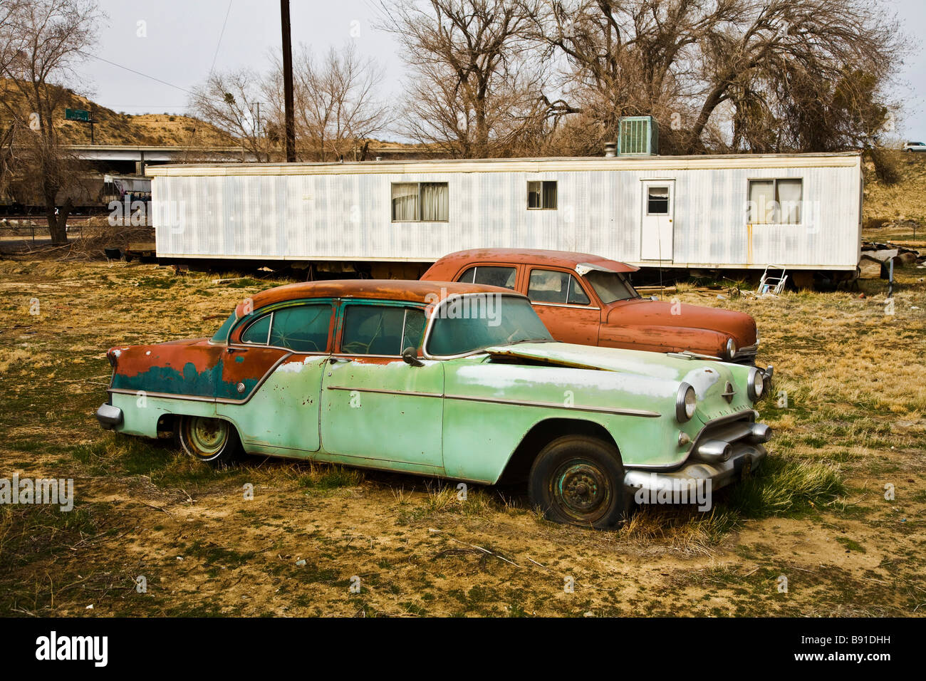 Alte Autos in einem Hinterhof Victorville California Vereinigte Staaten von Amerika Stockfoto