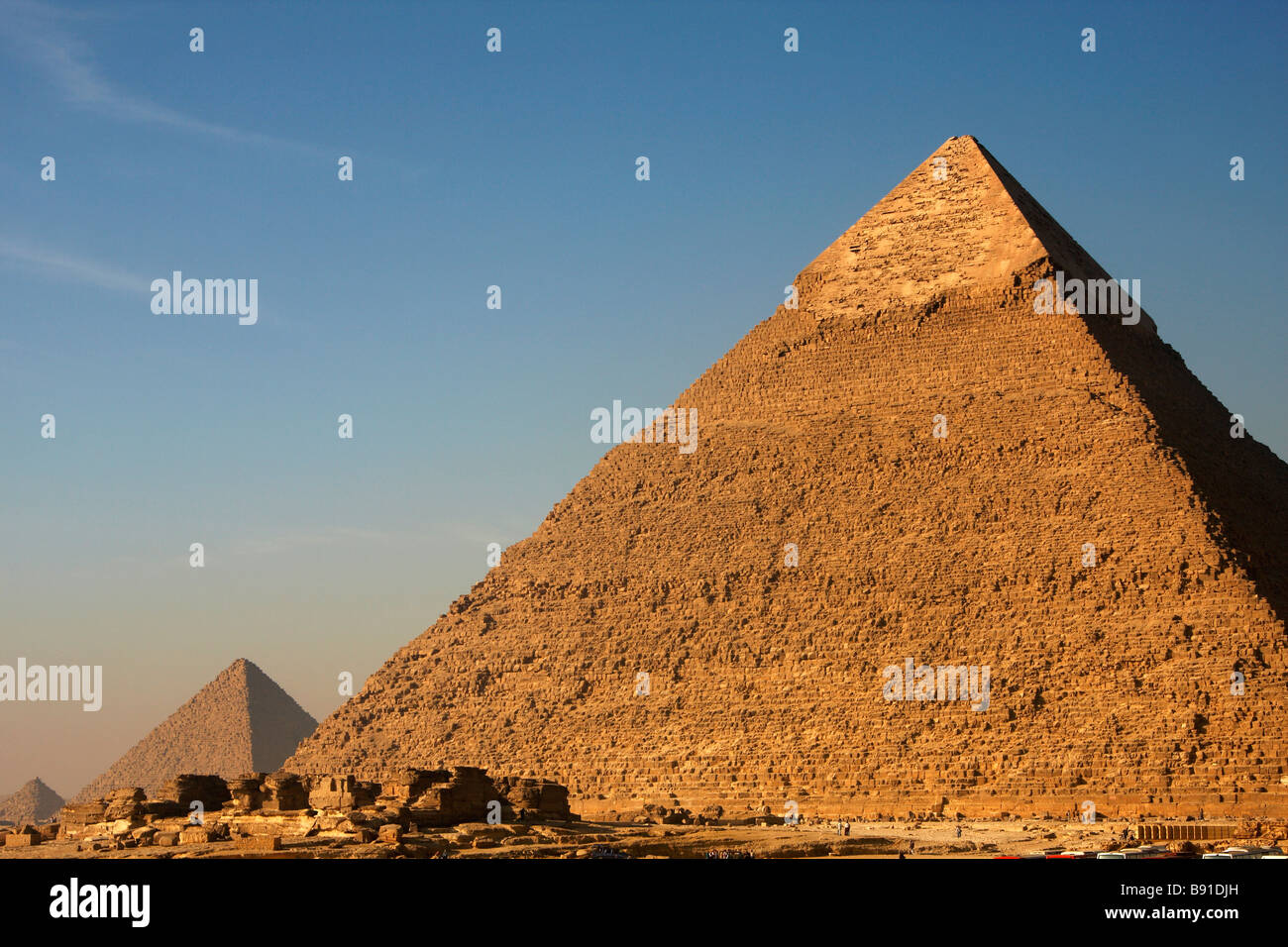 Alte ägyptische Pyramiden von Gizeh im goldenen Sonnenlicht, Kairo, Ägypten, Nord-Afrika Stockfoto