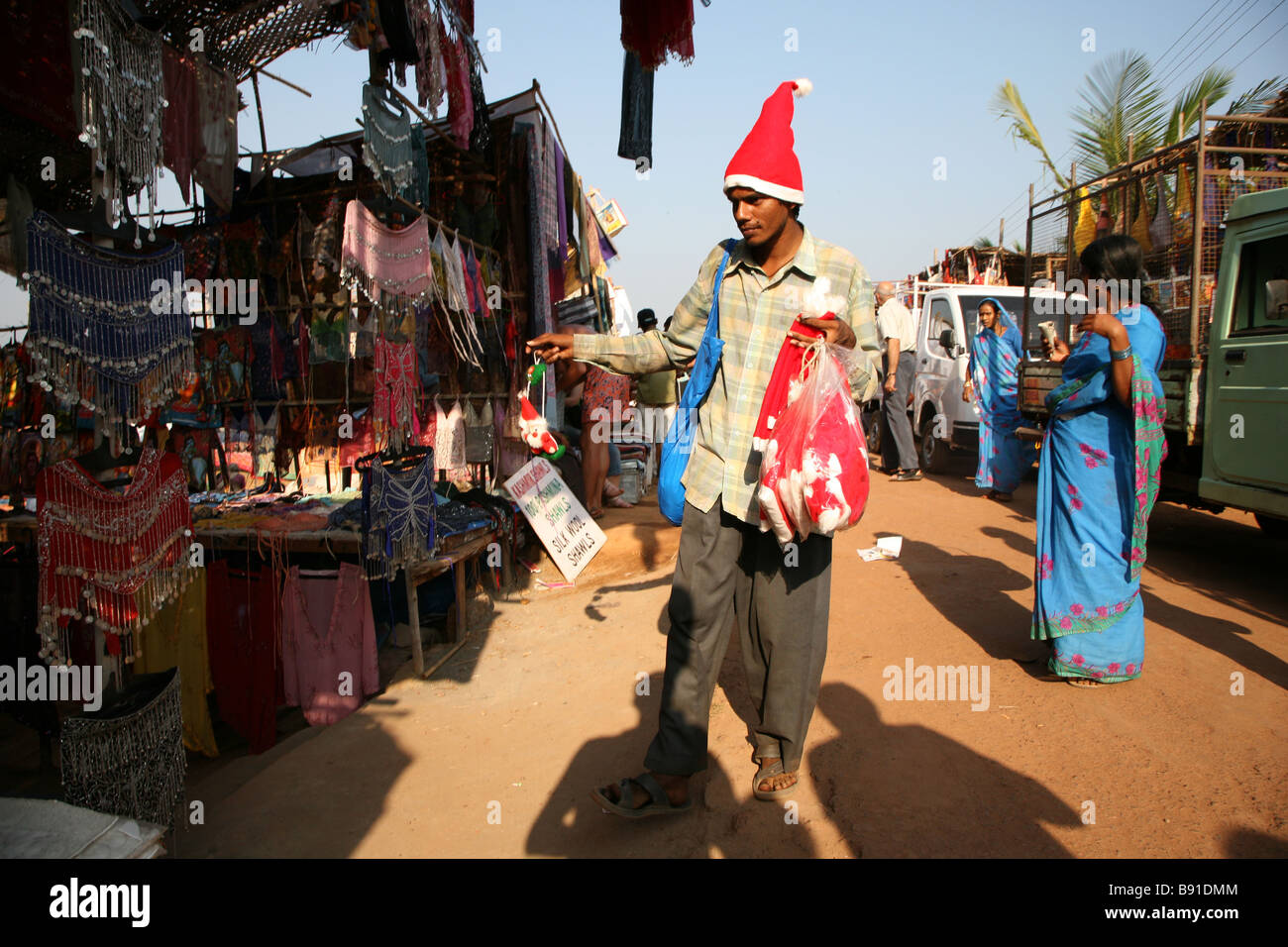 Ein Mann verkauft Weihnachtsmützen in Anjuna Flohmarkt in Goa, Indien verschlagen. Stockfoto