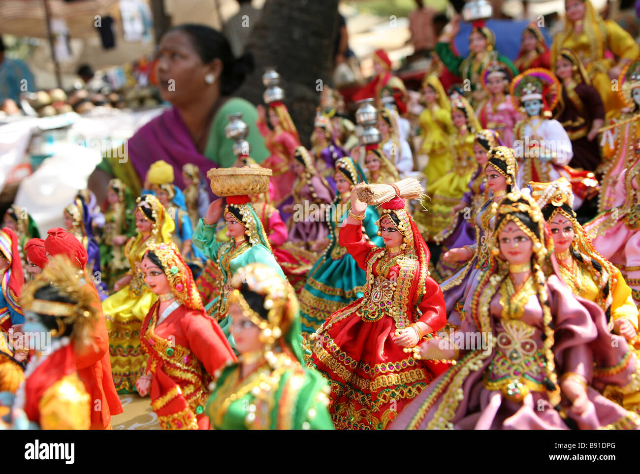 Puppen auf dem Display an Anjuna Flohmarkt in Goa, Indien verschlagen. Stockfoto