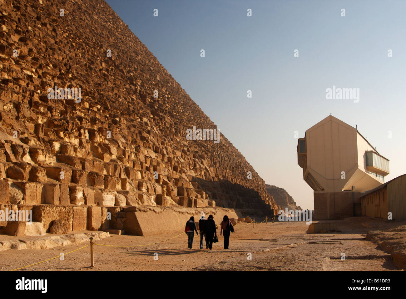 Touristen, die zu Fuß in Richtung "Solar Boat Museum" neben der großen Pyramide von Khufu, Gizeh, Kairo, Ägypten Stockfoto