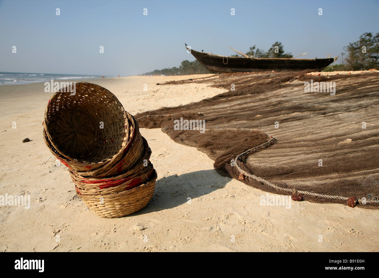 Fischernetze, trocknen in der Sonne am Strand Mobor in Goa, Indien Stockfoto